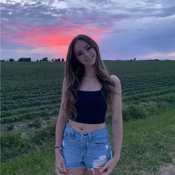 Meet your Posher, Ava - Picture 1 of 1